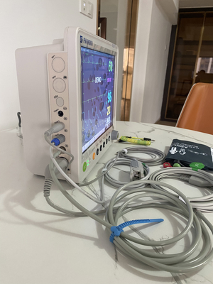 Portable 12.1 Inch LCD Screen Vital Signs Patient Monitor With Stand Bracket